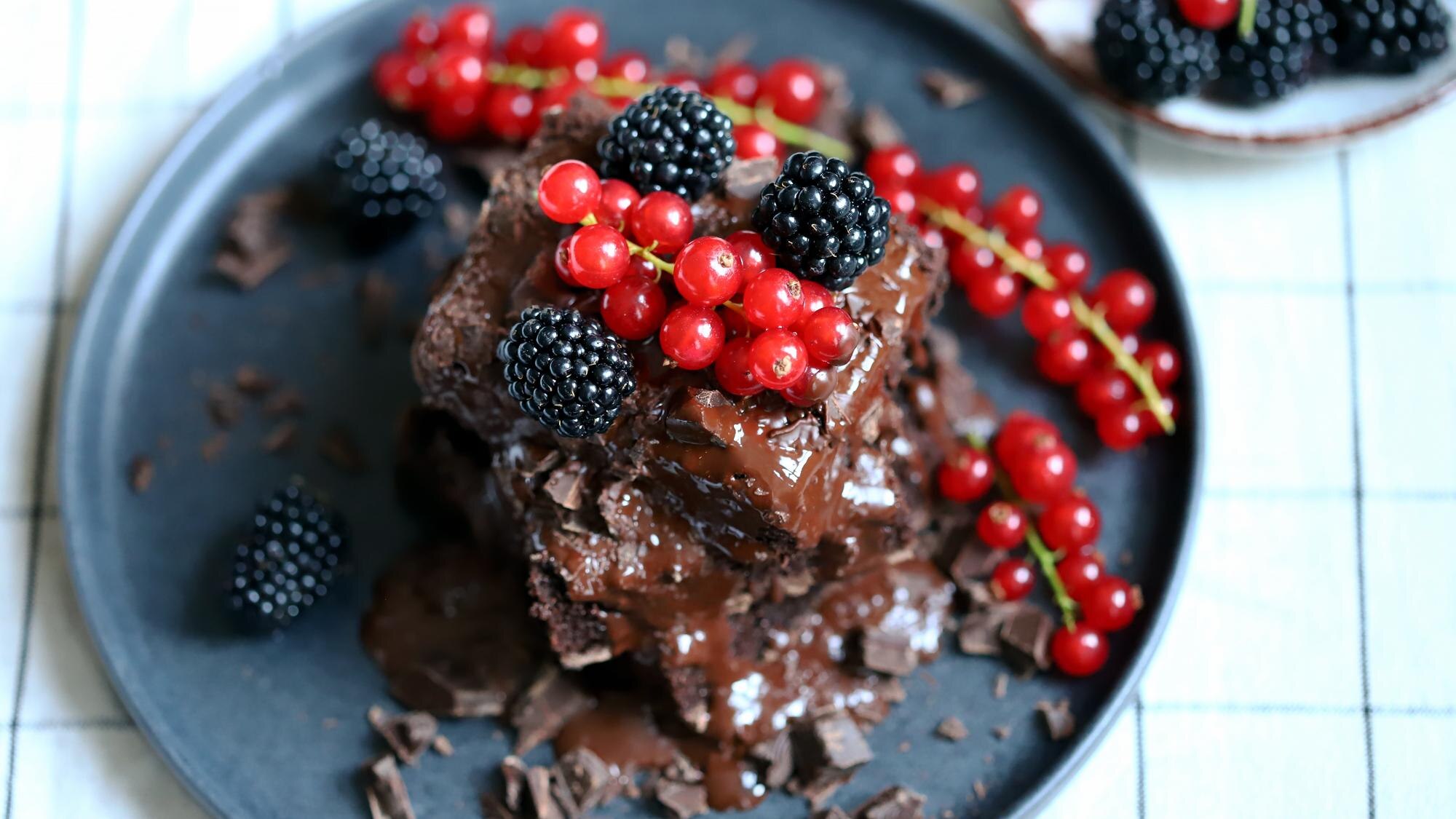Brownies med bär och choklad som enkel dessert
