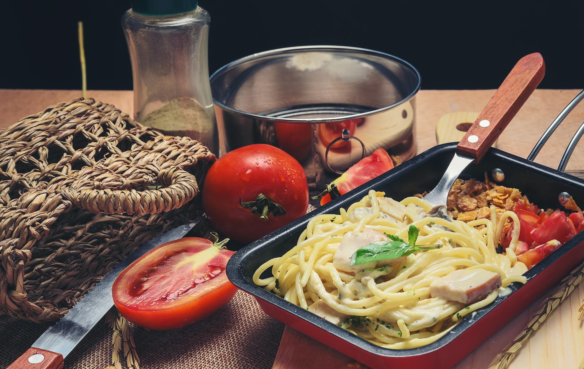 Spaghetti som tillagas i panna med tomater