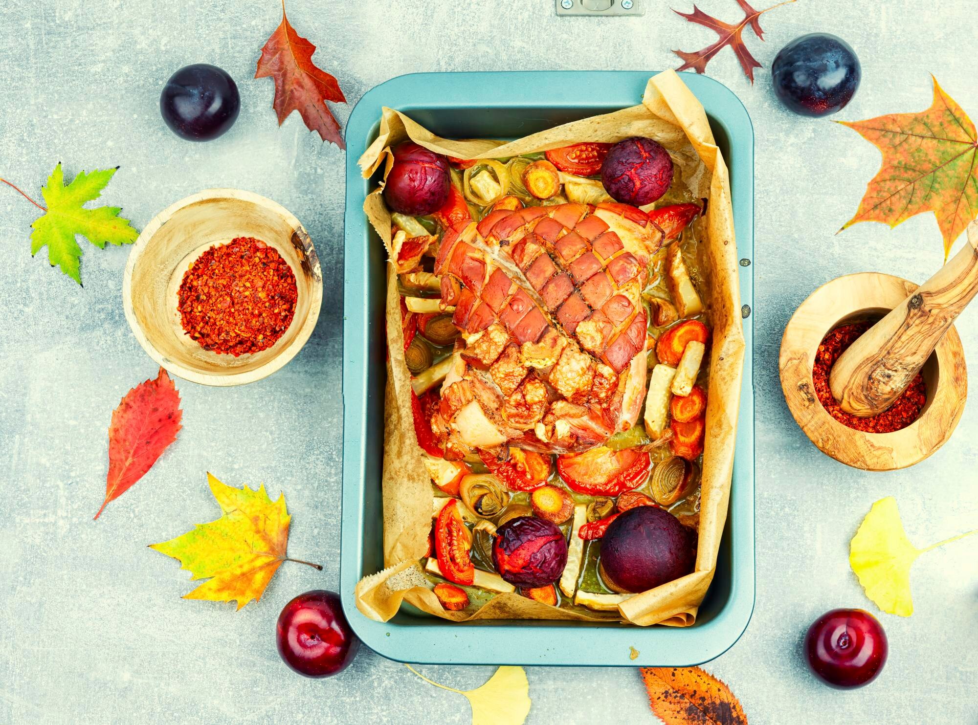 Mustig hösträtt med kött, grönsaker och plommon