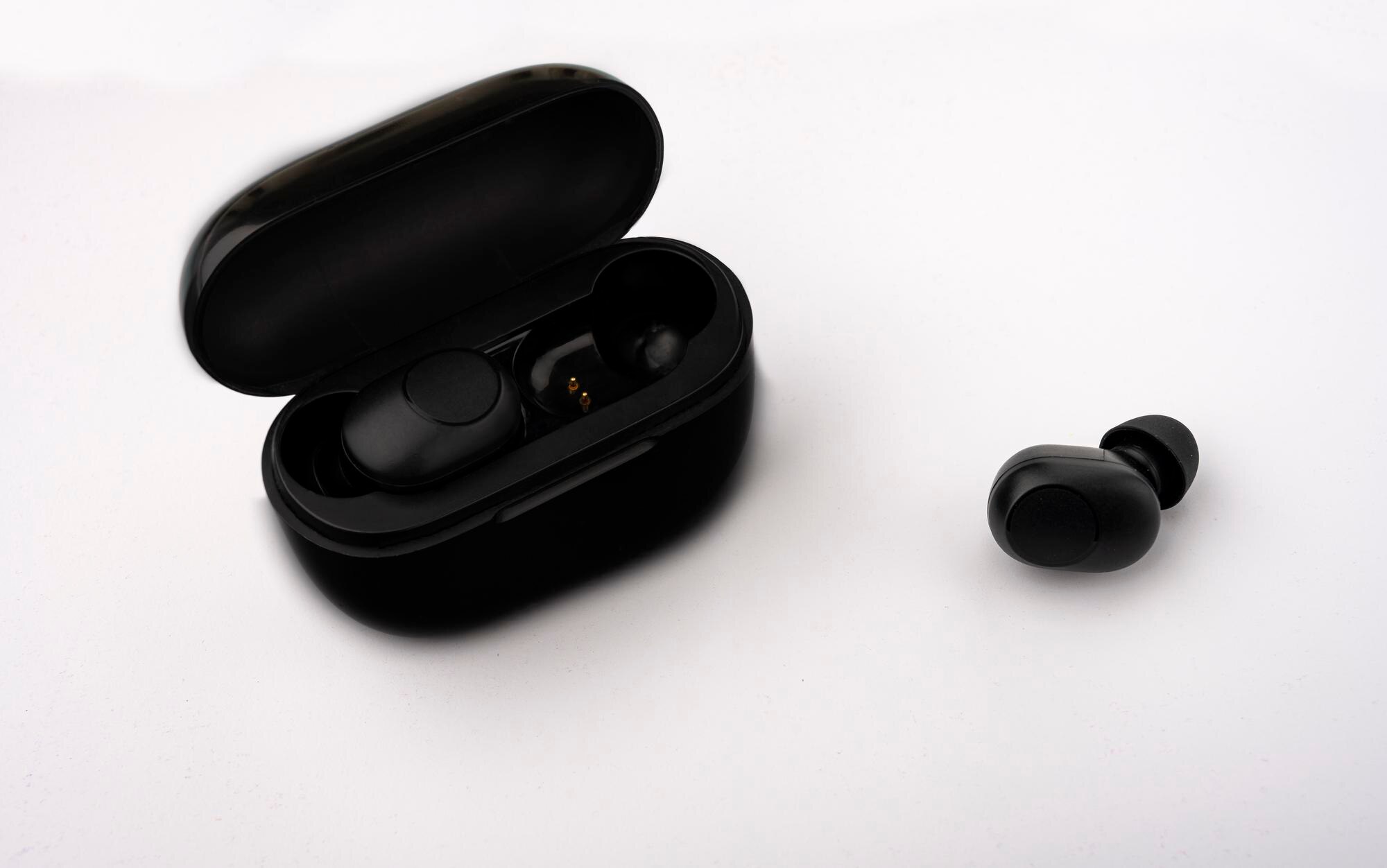 Illustrationsbild av generiska trådlösa hörlurar. Bilden föreställer inte Apple AirPods 5.