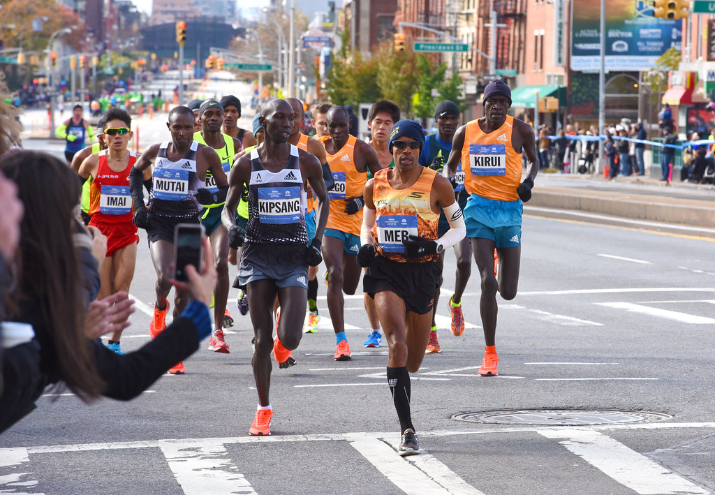 Löpare under New York City Marathon inför Andreas Almgrens maratondebut 2026