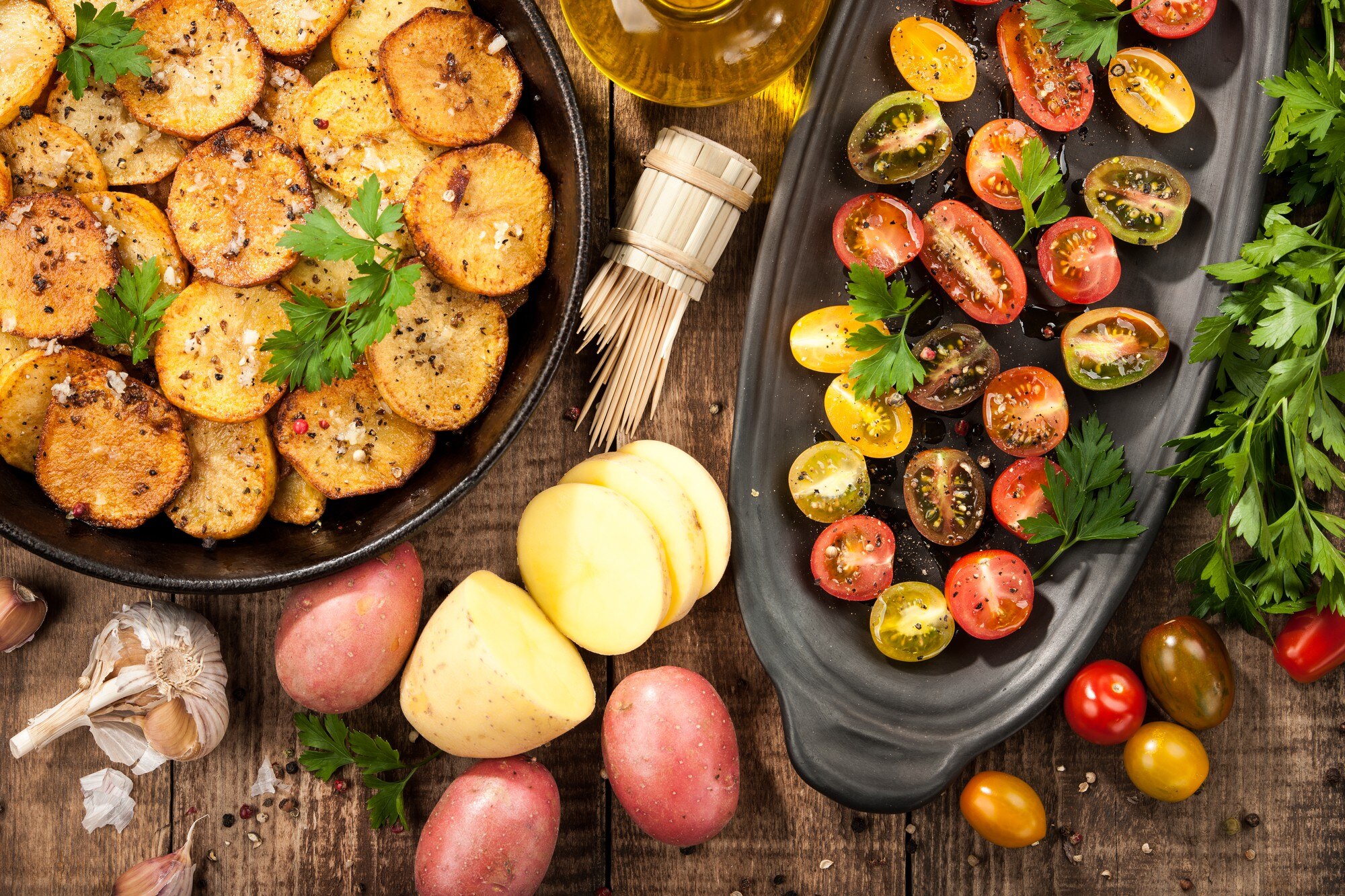 Rostad potatis med körsbärstomater sedd ovanifrån