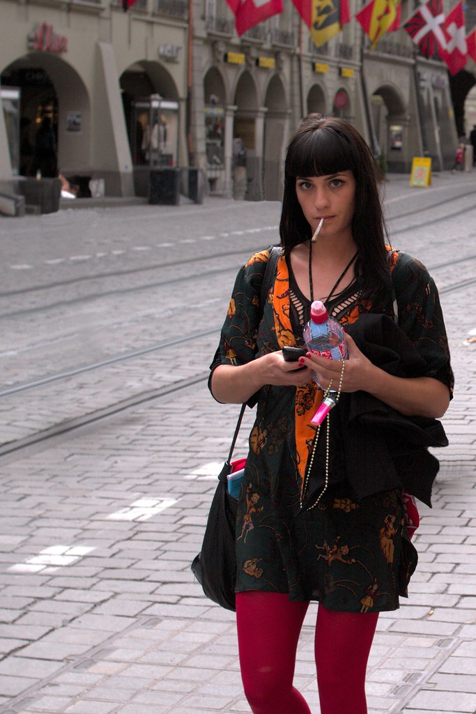Student med smartphone som letar studentrabatter 2026