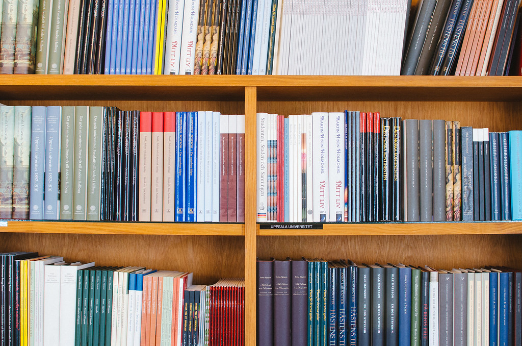 Bokhyllor med kurslitteratur som illustrerar billig kurslitteratur 2026