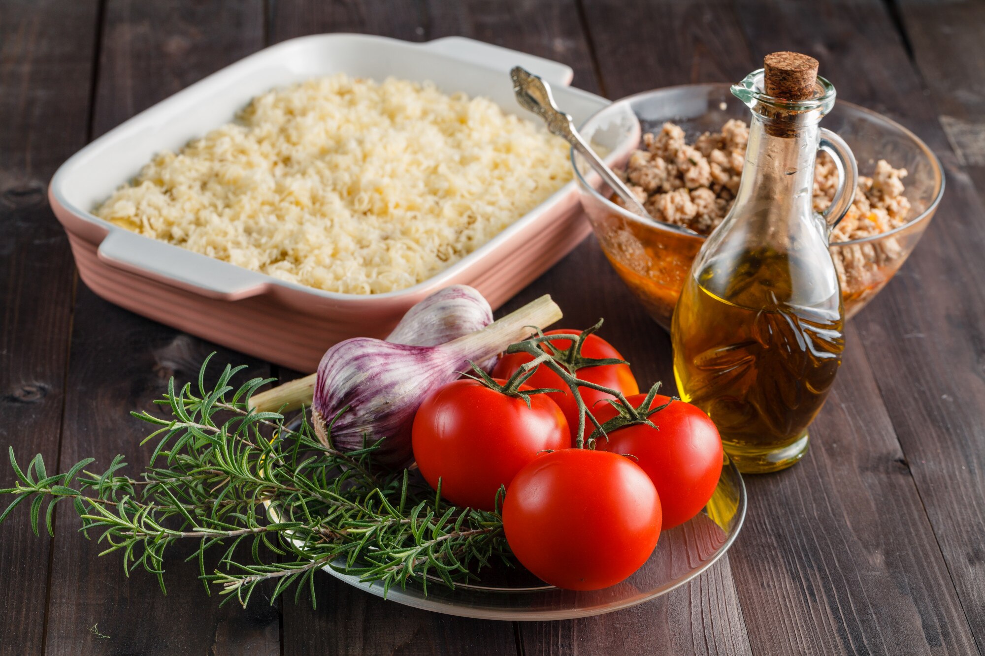 Råa ingredienser och basvaror på ett bord inför matlagning