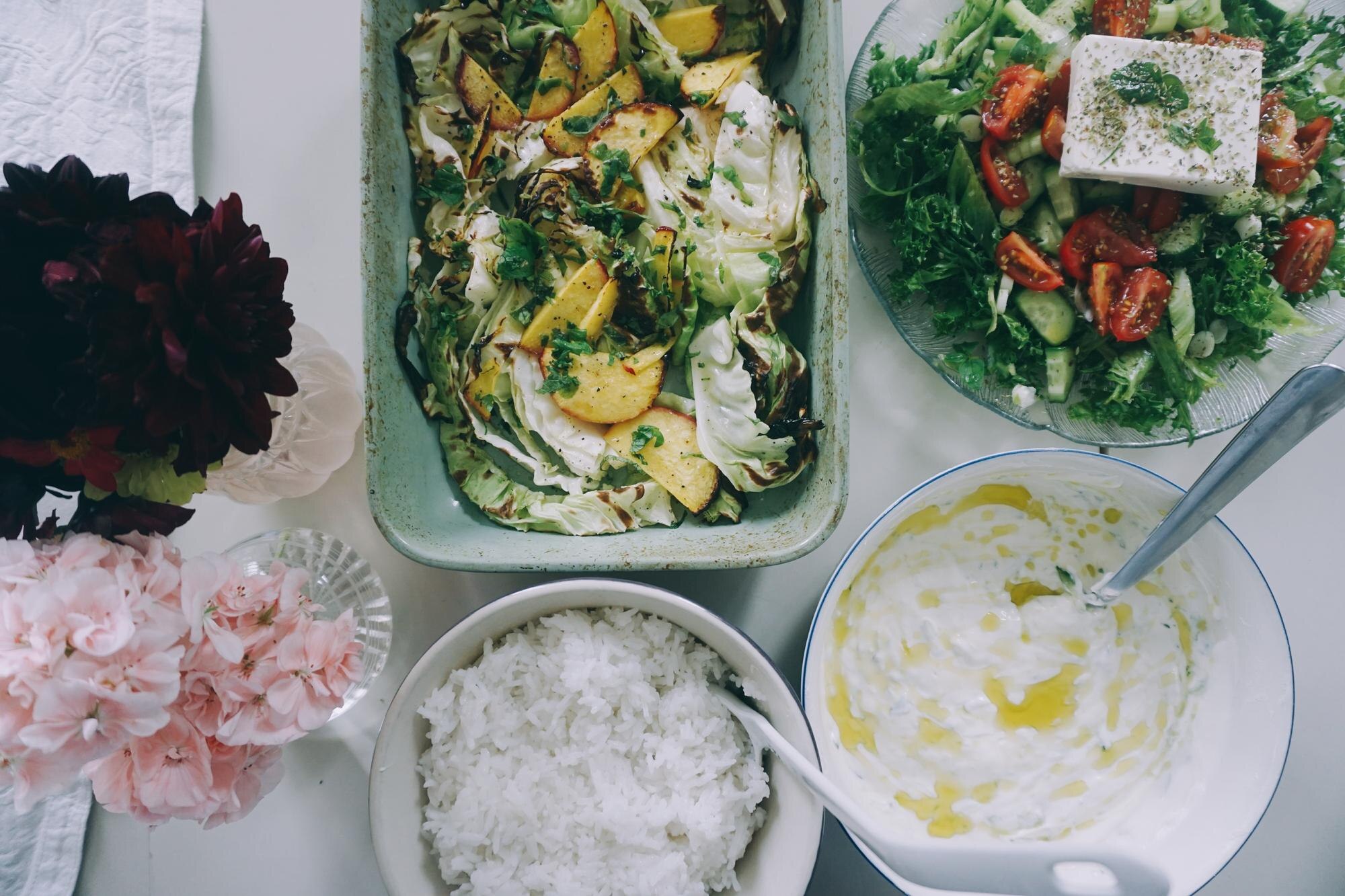 Vegetarisk mat med flera rätter sedd ovanifrån