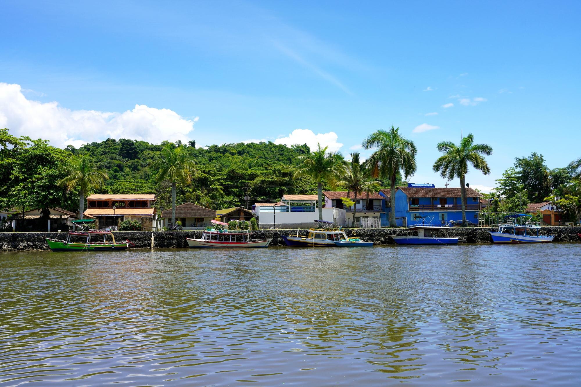Historiska Paraty i Brasilien med färgglada båtar som illustrerar kultur och resmål bortom stränderna