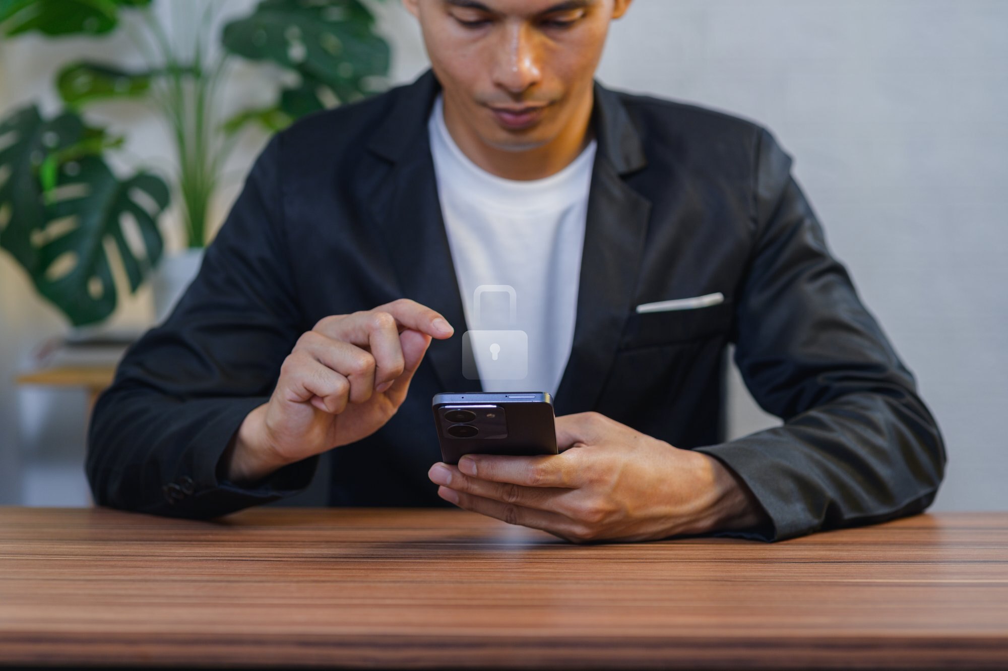 Person som använder smartphone för en digital betalning, som illustration till en casinoåterbetalning som fortfarande väntar