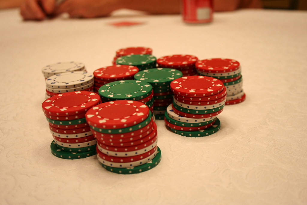 Staplar med spelmarker som illustrerar casinobonus på 1000 kronor