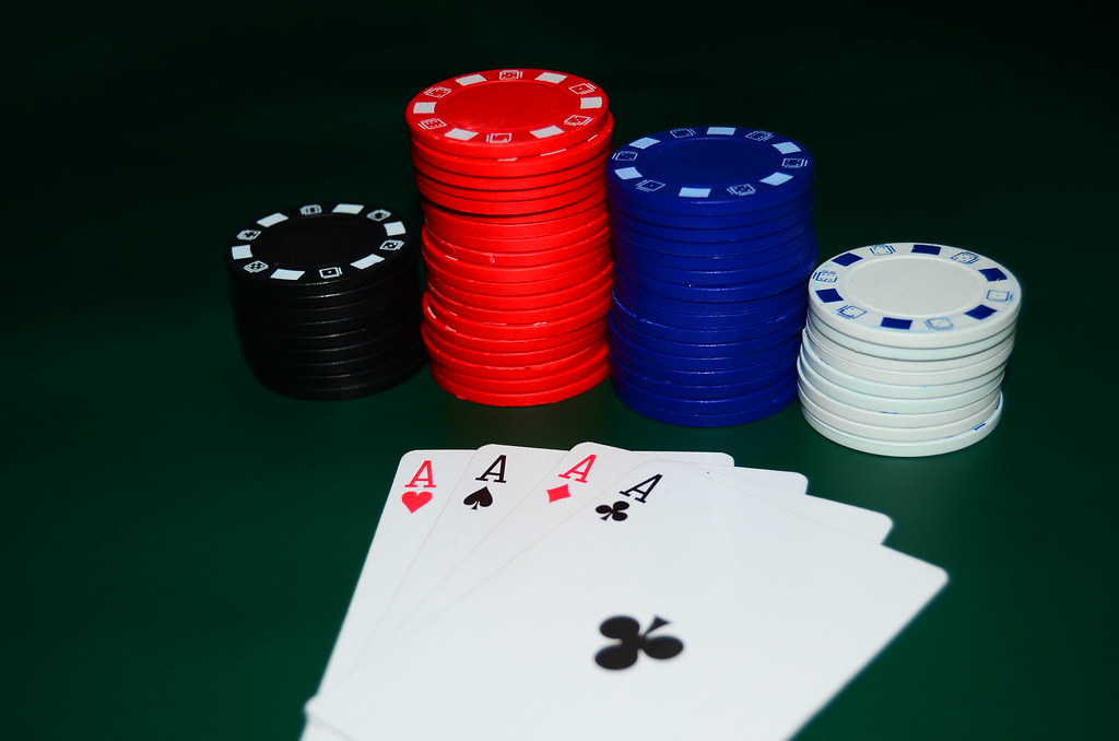 Spelkort och marker som illustrerar casinobonus på 250 kronor