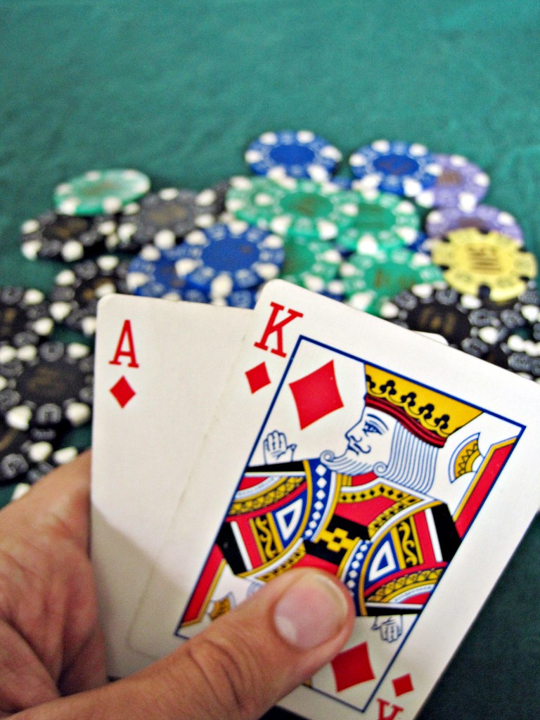 Kort och spelmarker som illustrerar casino valkomstpaket i flera bonussteg