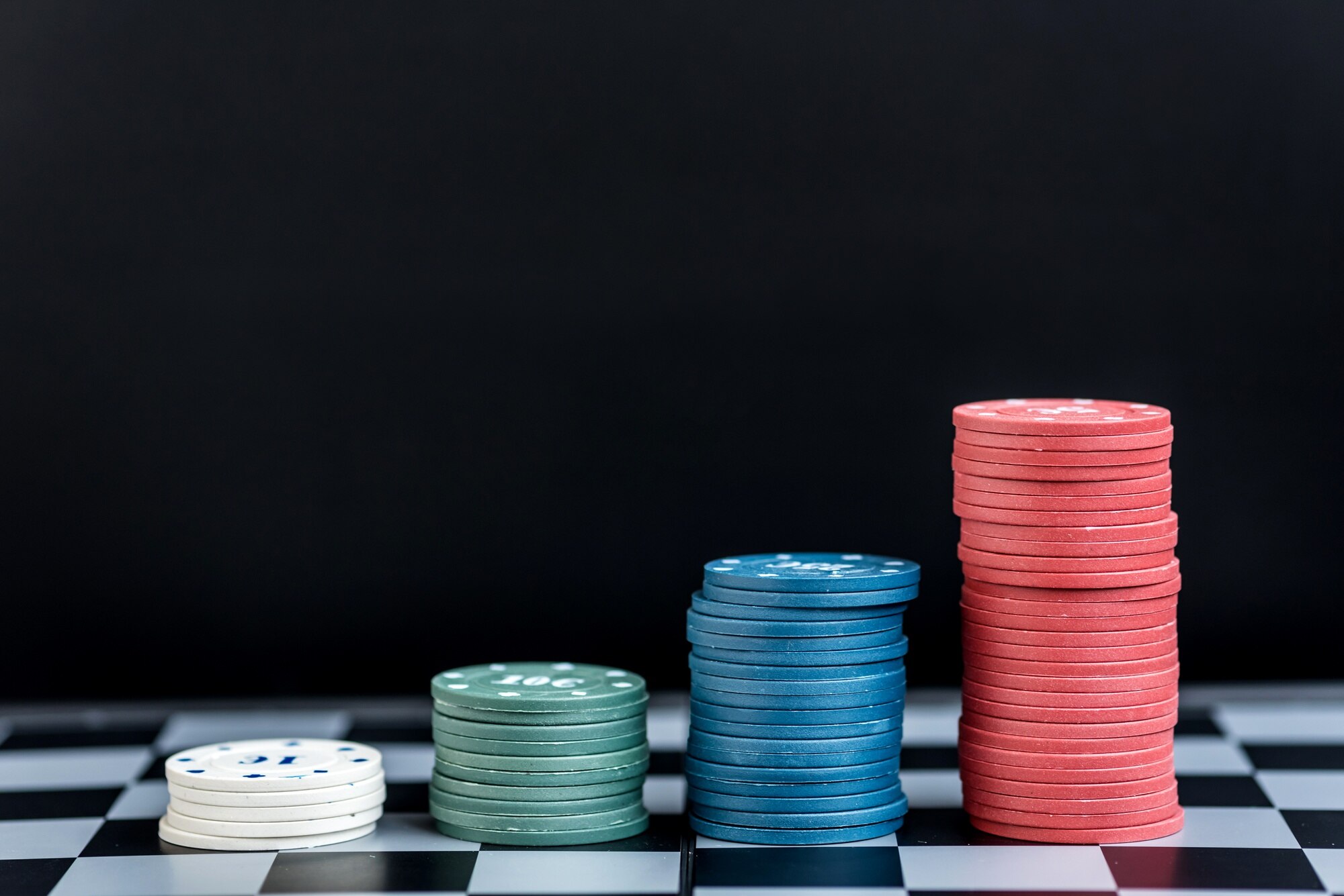 Staplar med casinochips som illustration av RTP, återbetalningsprocent och långsiktig spelmatematik