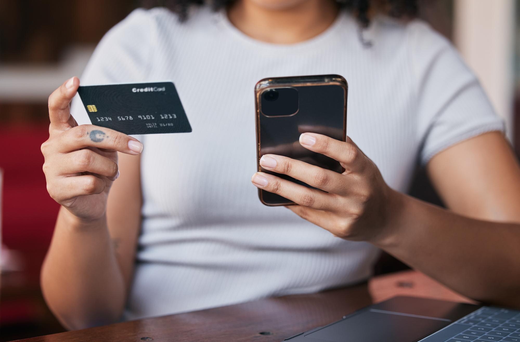 Händer med smartphone och kreditkort vid onlinebetalning, som illustration till en casinoinsättning som verkar ha debiterats två gånger