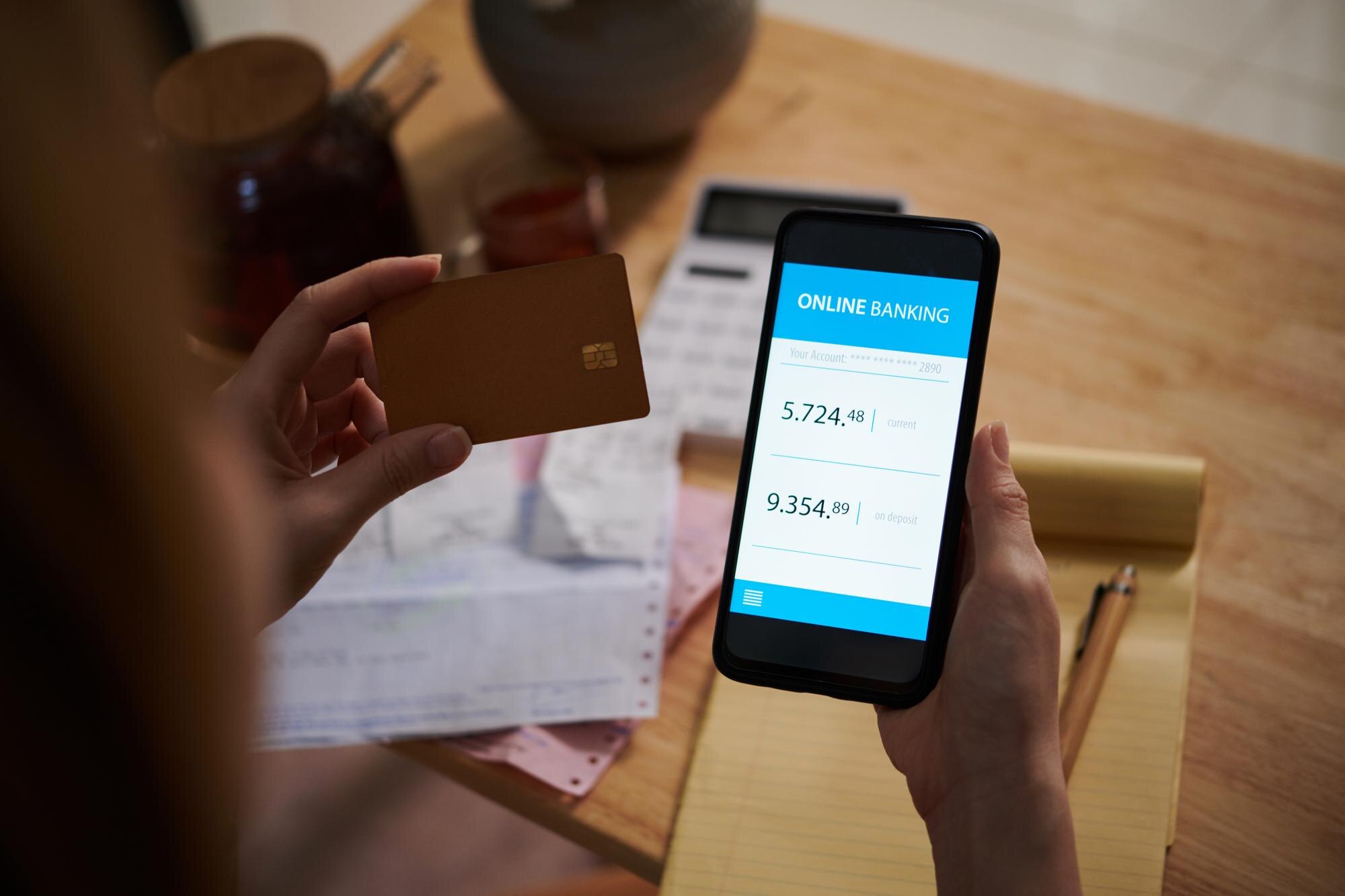Kvinna som kontrollerar en bankapp på mobilen, som illustration till en casinoinsättning som återförts