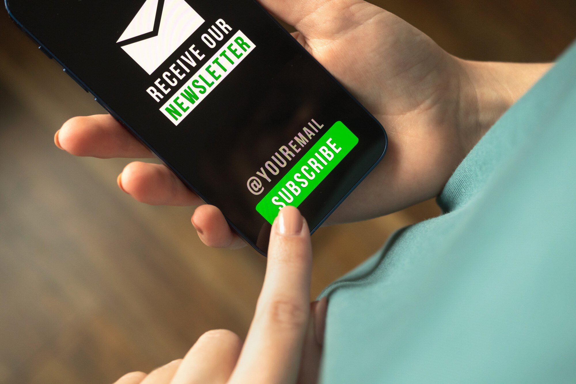 Person som uppdaterar registreringsuppgifter på smartphone, som illustration till fel e-post eller telefon på casinokonto