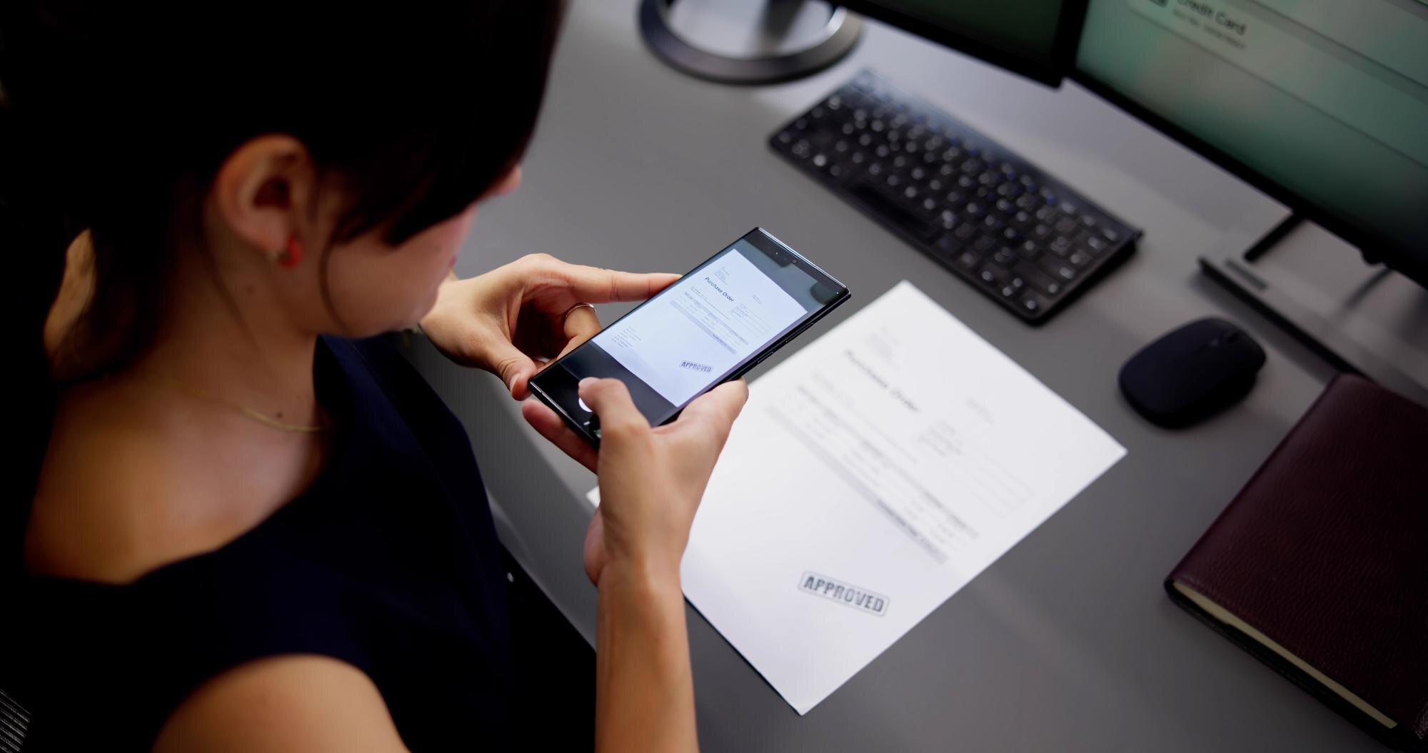 Person som fotograferar ett dokument med smartphone som illustration till namnändring och verifiering efter casinouttag