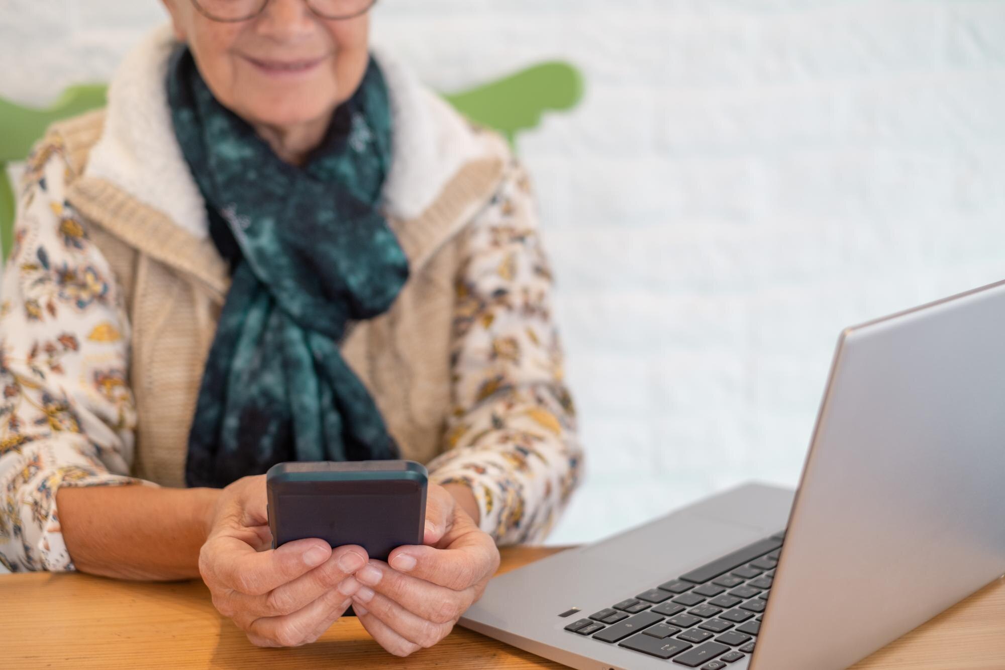 Person med smartphone och laptop som illustration till nytt bankkonto som inte syns för casinouttag