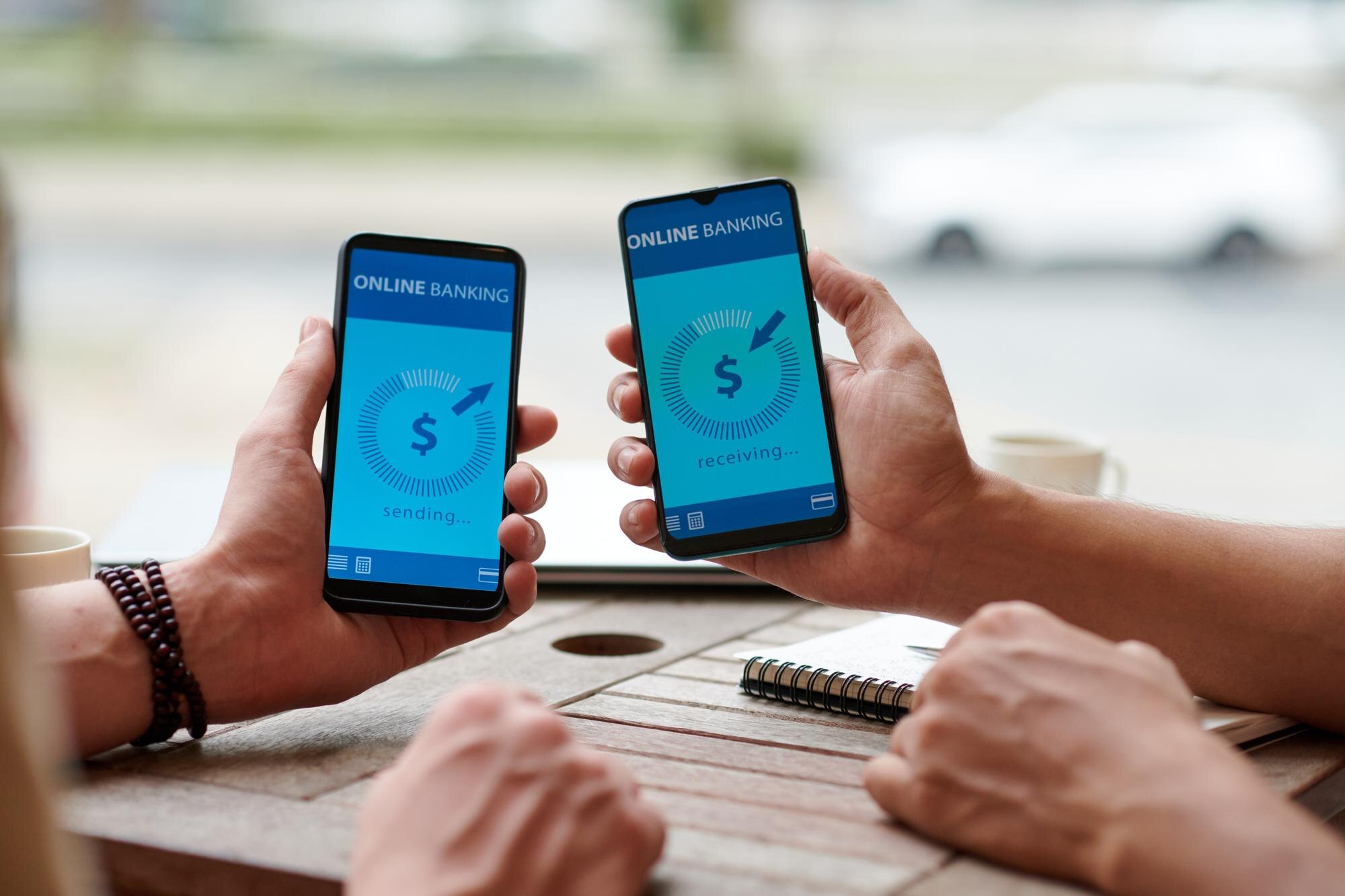 Person som gör en banköverföring i mobilapp, som illustration till ett casinouttag som återförts till saldot