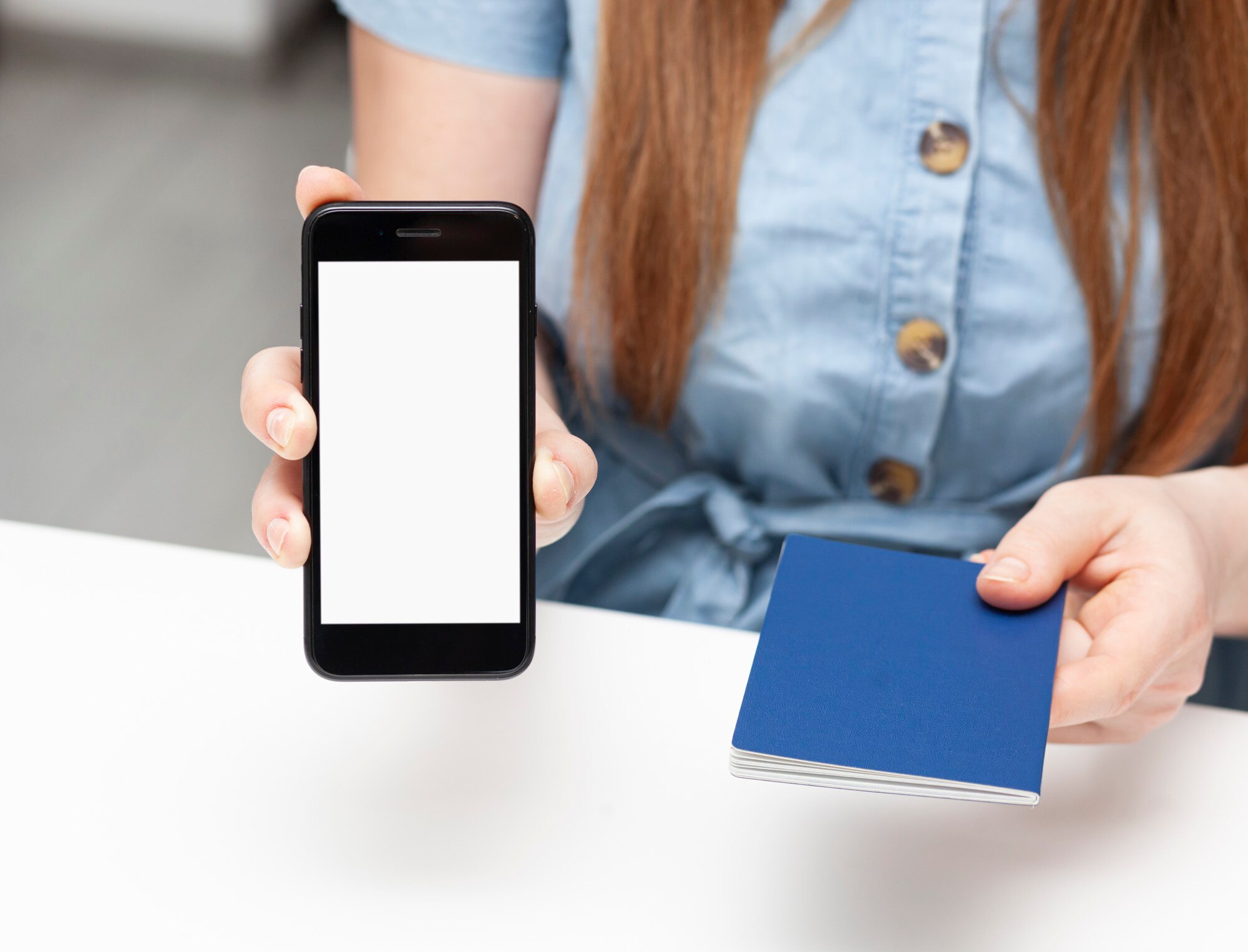 Person som visar smartphone och pass, som illustration till casinouttag som väntar på verifiering