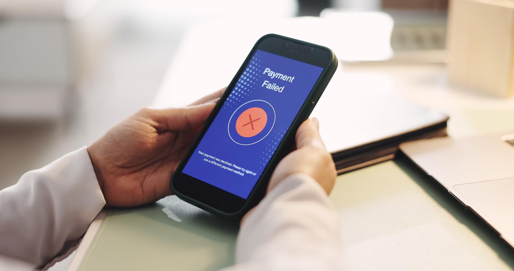 Person som ser ett betalnings- eller verifieringsfel på smartphone, som illustration till misslyckad casino verifiering