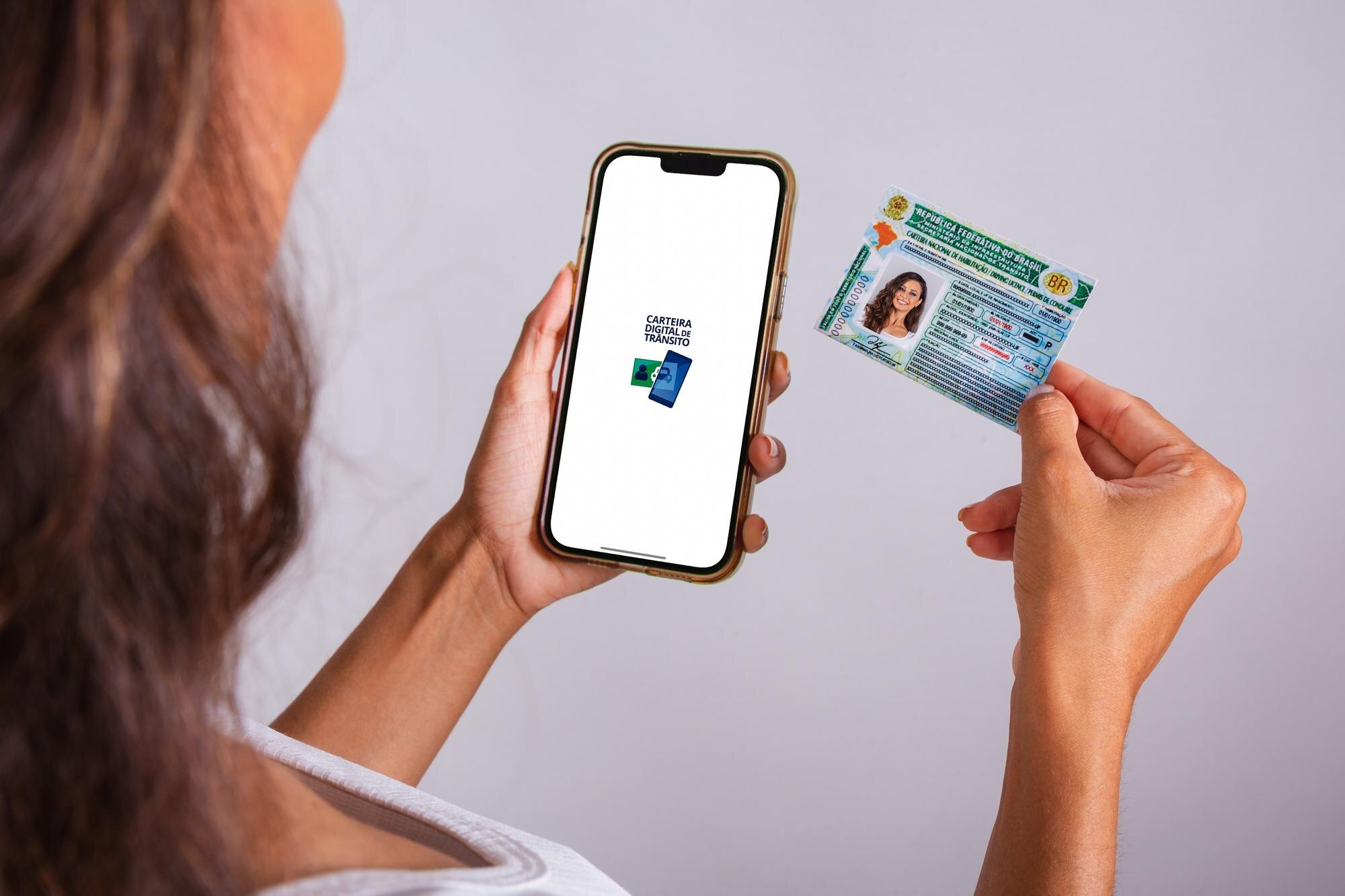 Händer som håller identitetshandling och smartphone, som illustration till namn som inte matchar vid casino verifiering