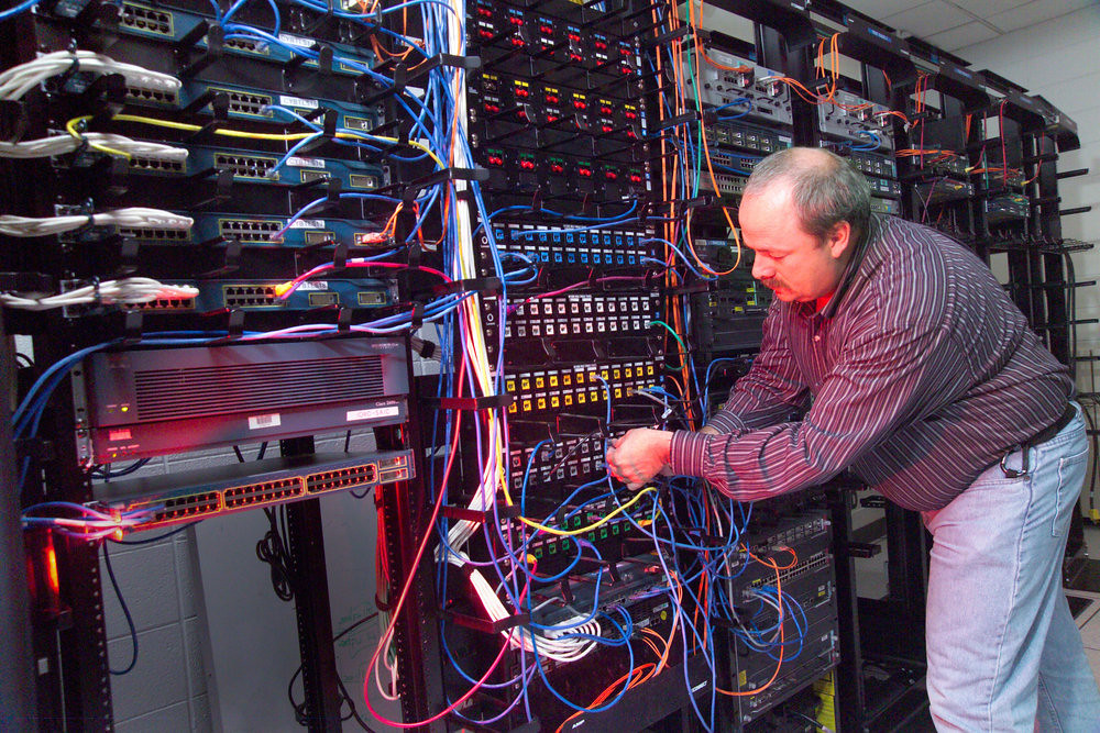 Server- och datormiljö som illustrerar AI, molntjänster, nätverk och digital teknik