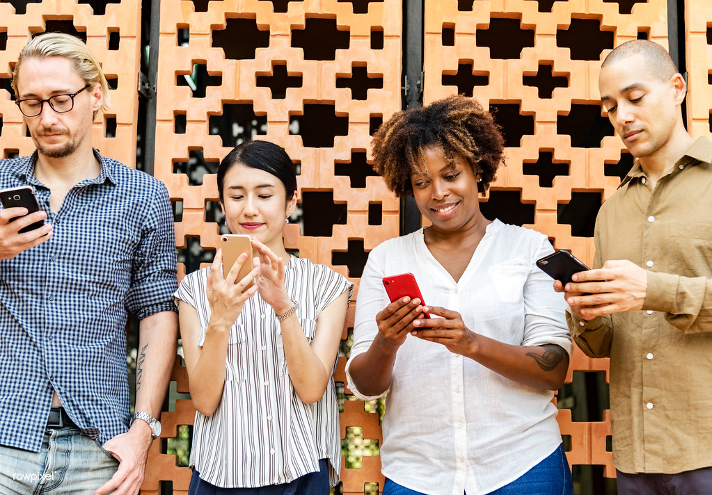 Personer med smartphones som illustrerar internettrender, sociala medier och virala fenomen