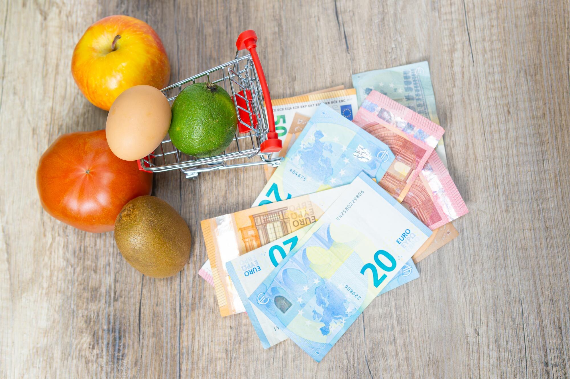 Illustrationsbild av kundvagn och matpriser som symboliserar inflation. Bilden visar inte SCB:s faktiska inflationsmätning för augusti 2026.