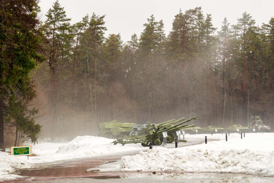 Illustrationsbild av artilleri i vintermiljö – bilden visar inte det svenska HIMARS-systemet.