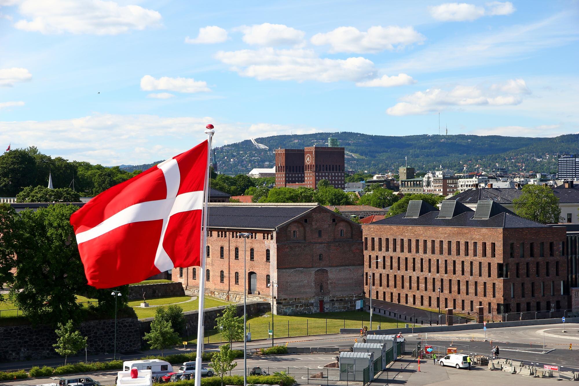 Arkivbild: norsk flagga i Oslo. Bilden är inte från Kung Harald V:s statsbegravning den 9 september 2026.