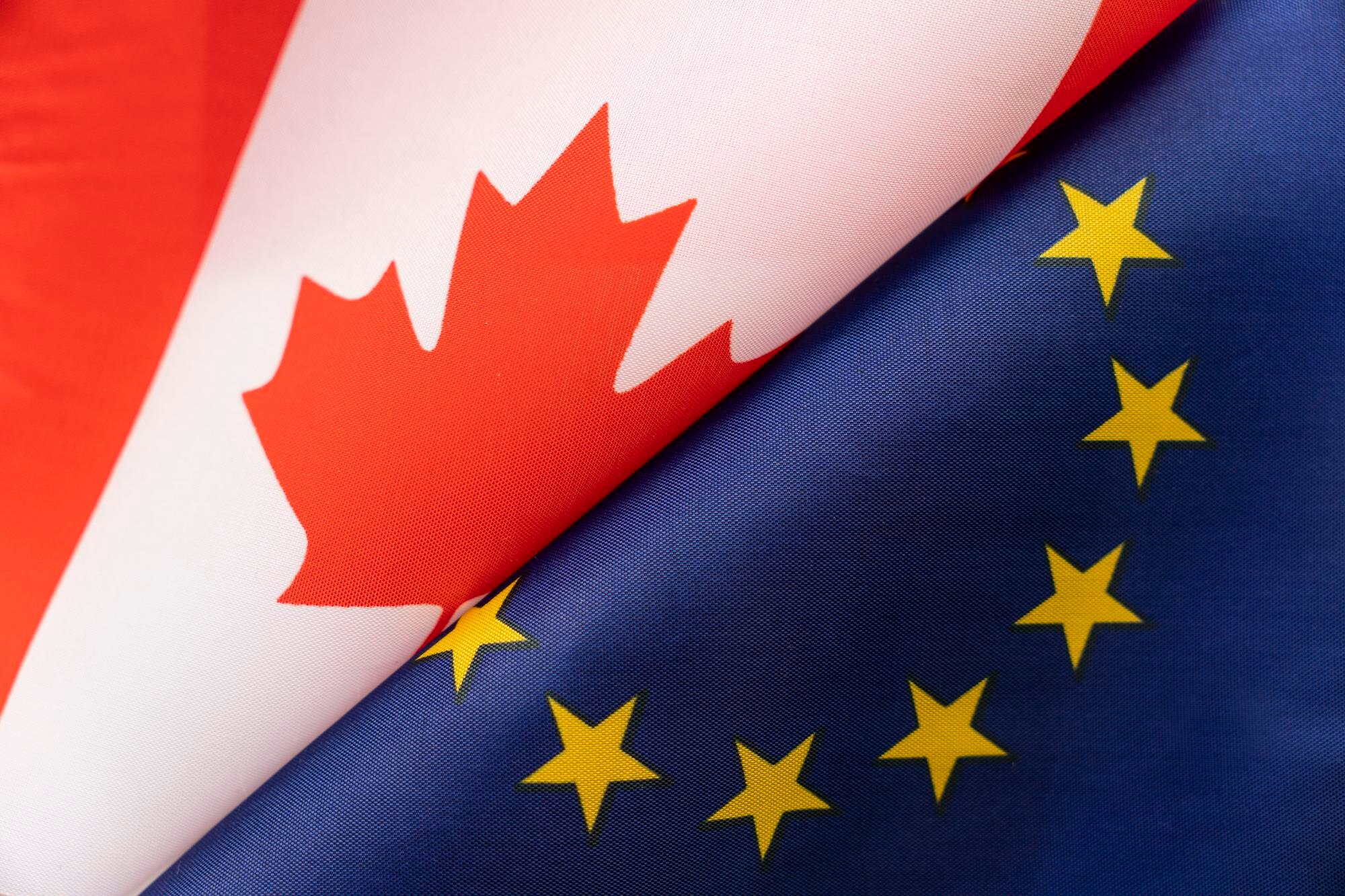 Illustrationsbild av EU:s och Kanadas flaggor. Bilden är inte från Ursula von der Leyens tal eller något formellt EU–Kanada-möte den 16 september 2026.