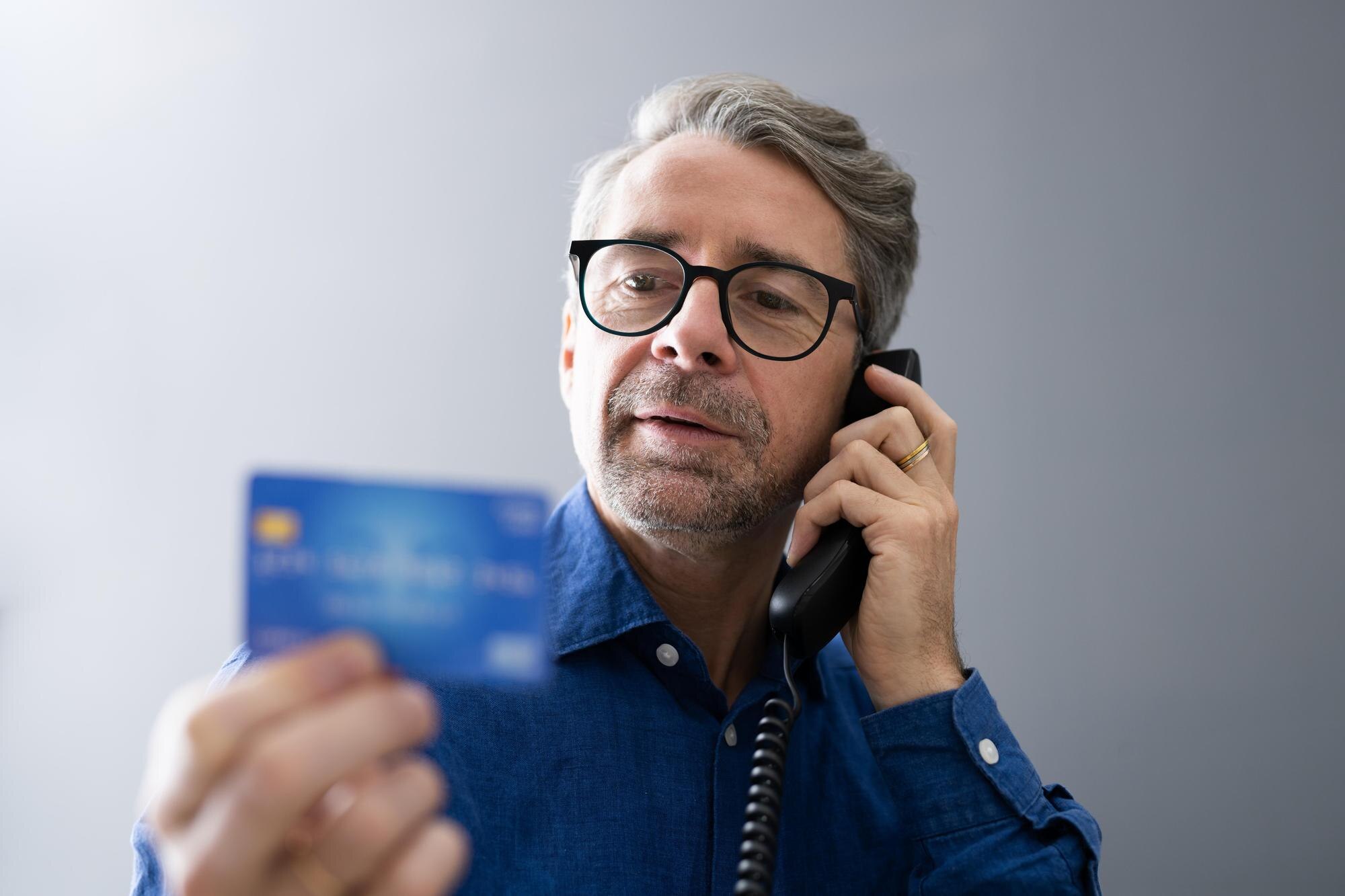 Illustrationsbild: äldre person i telefonsamtal. Bilden är inte från Polisens kampanj och föreställer ingen av de namngivna personerna.