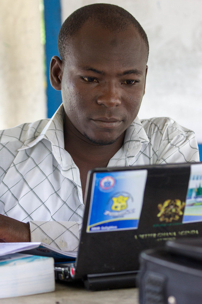 Student vid laptop som planerar arbete och CSN-fribelopp 2026