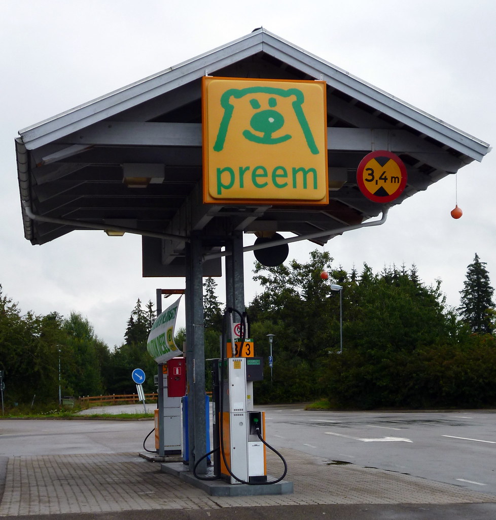 Danskar vallfärdar till Sverige för billig bensin – sparar hundratals kronor per tankning