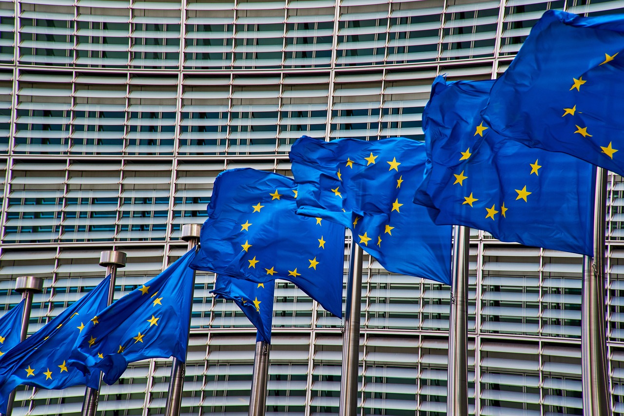 Illustrationsbild: EU-flagga i Bryssel. Bilden är inte från presentationen av de nya upphandlingsreglerna den 9 september 2026.