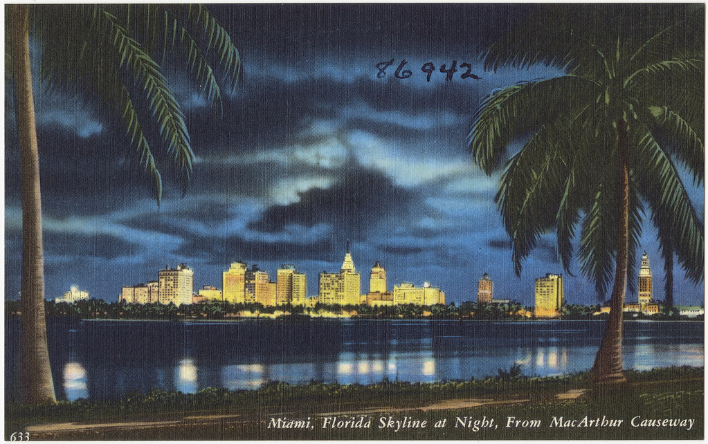 Miami skyline på kvällen som illustrerar den tropiska storstadsmiljön bakom GTA 6:s fiktiva Vice City