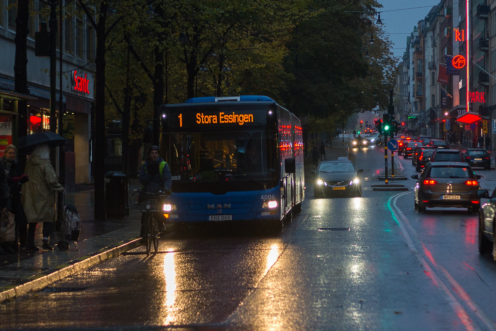 Höstfärger i en stadsmiljö som illustration av höstaktiviteter i Stockholm
