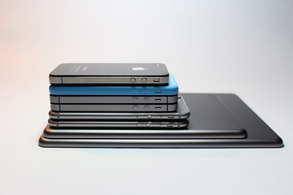 Apple-mobiler i närbild som illustrerar iPhone 18 och Apples kommande smartphonegeneration