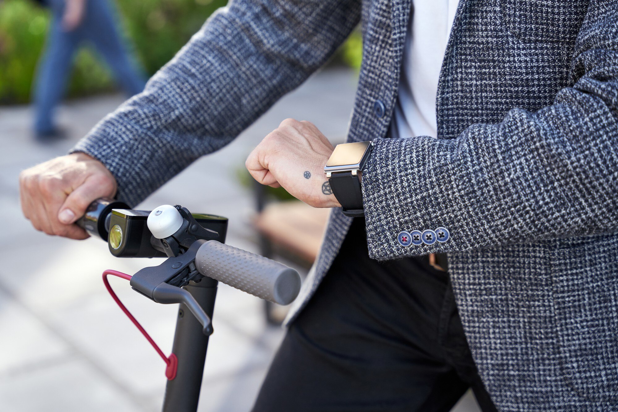 Köpa begagnad elsparkcykel 2026 – batteri, bromsar, trimning och provtur