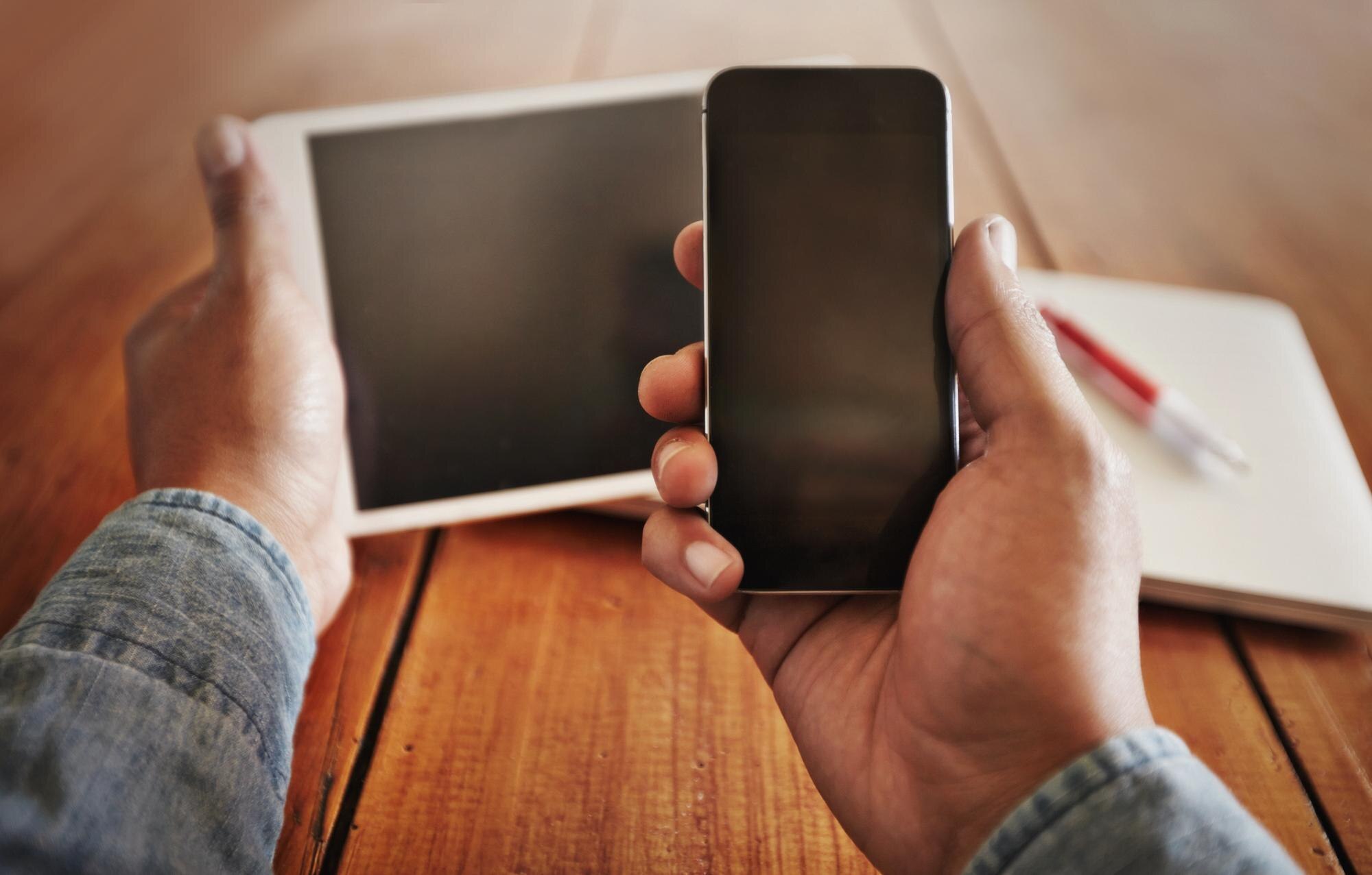 Köpa begagnad mobil 2026 – IMEI, batteri, skärm och 20 saker att kontrollera