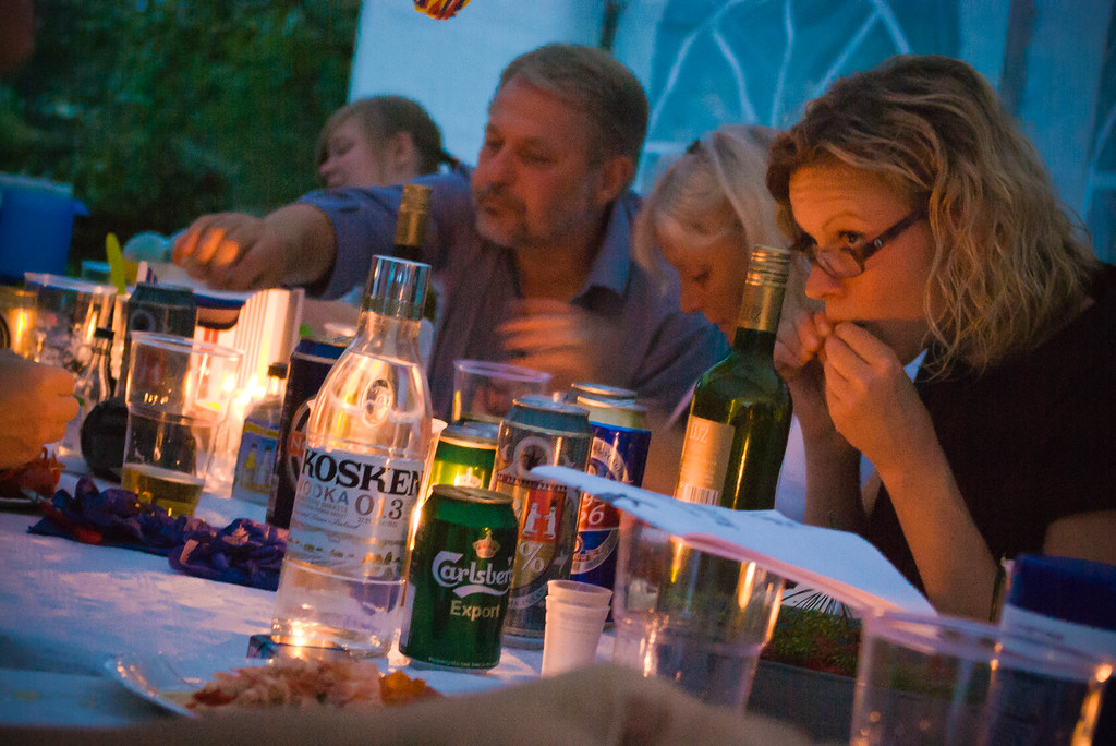 Traditionell svensk kräftskiva med röda kräftor och dukat bord
