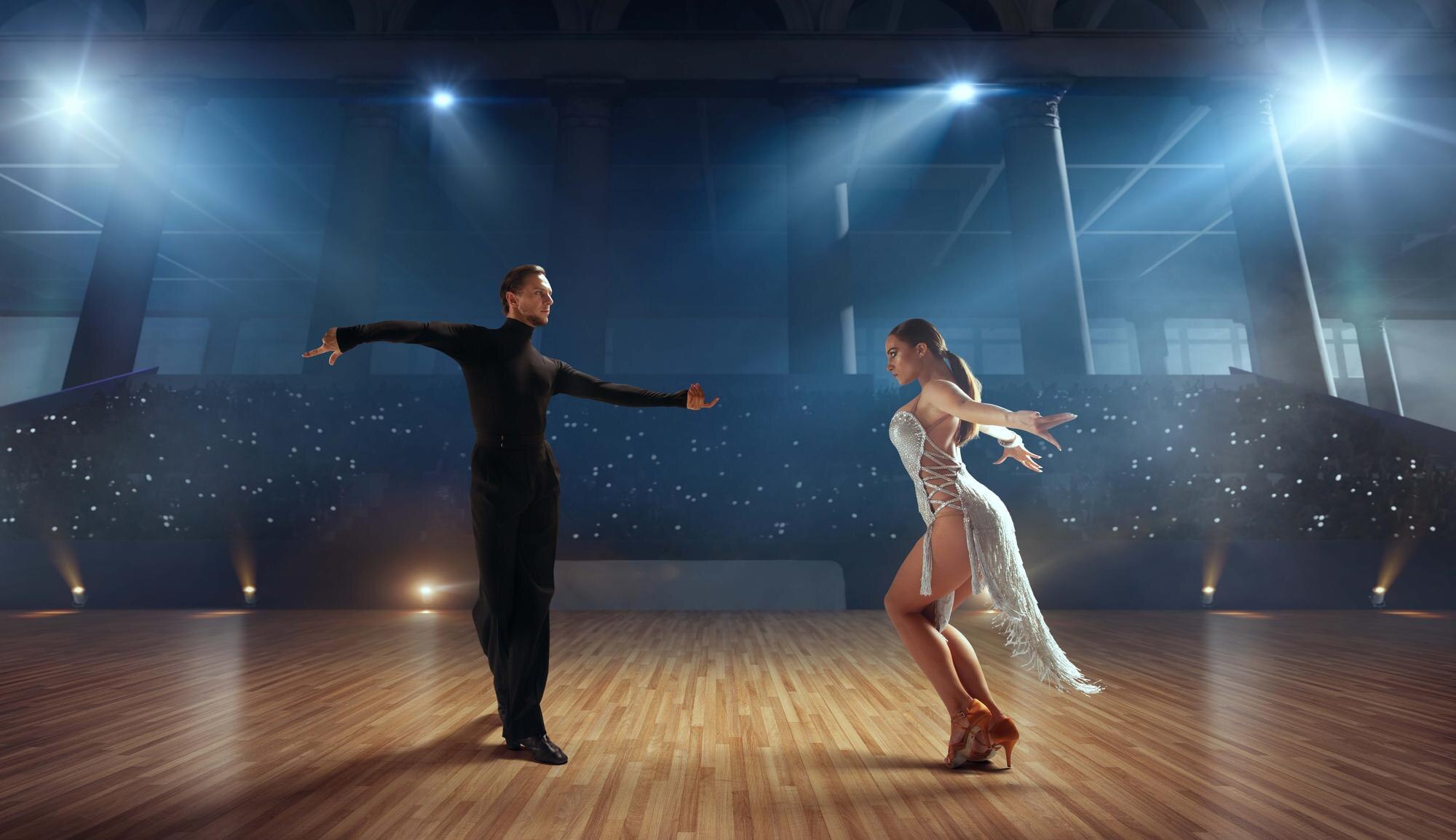 Danspar på en professionell scen – illustrativ bild till Let's Dance 2026