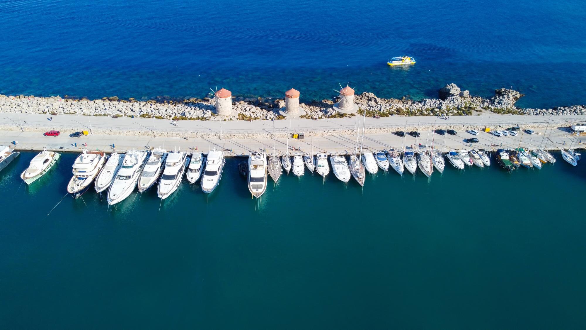 Flygvy över Mandraki hamn i Rhodos stad i Grekland