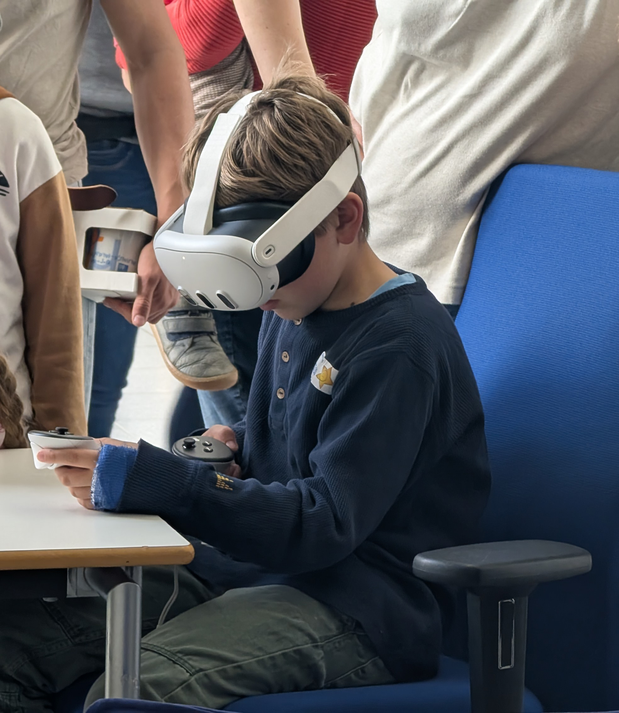 Person som använder Meta Quest 3 VR-headset, illustration för begagnatpris 2026