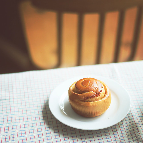 Nygräddad kanelbulle som illustrerar receptet på kanelbullar med kardemumma