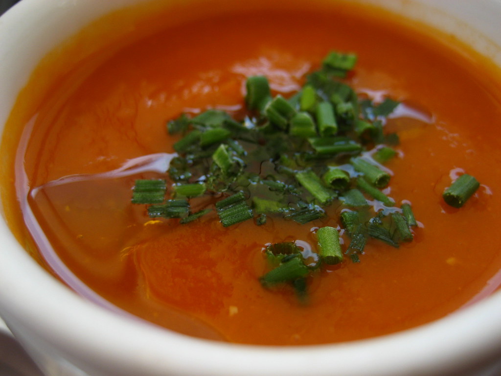 Recept: Matig linssoppa med tomat, morot och rostade frön