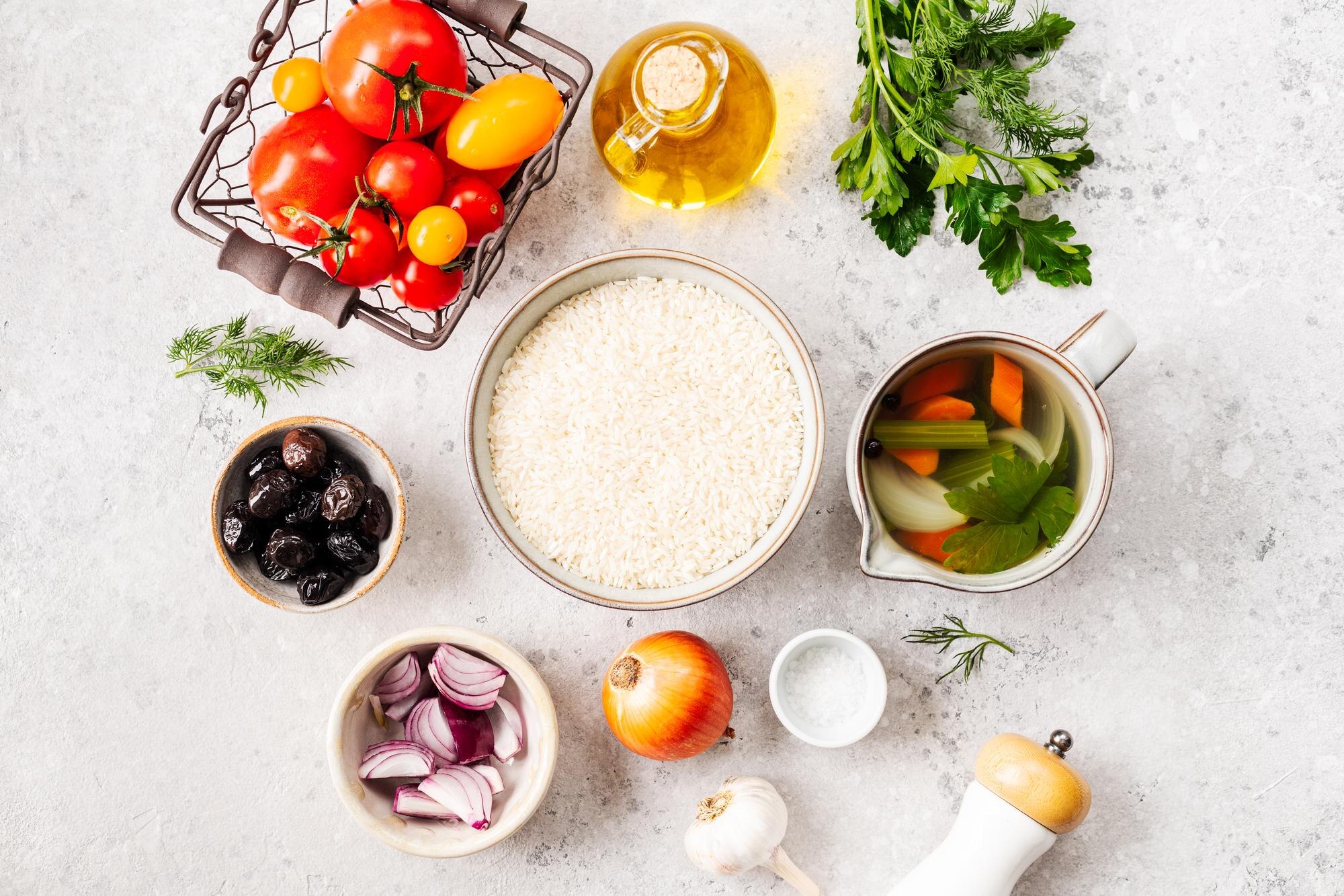 Grönsaker, ris, tomater och fetaost som ingredienser till en bowl