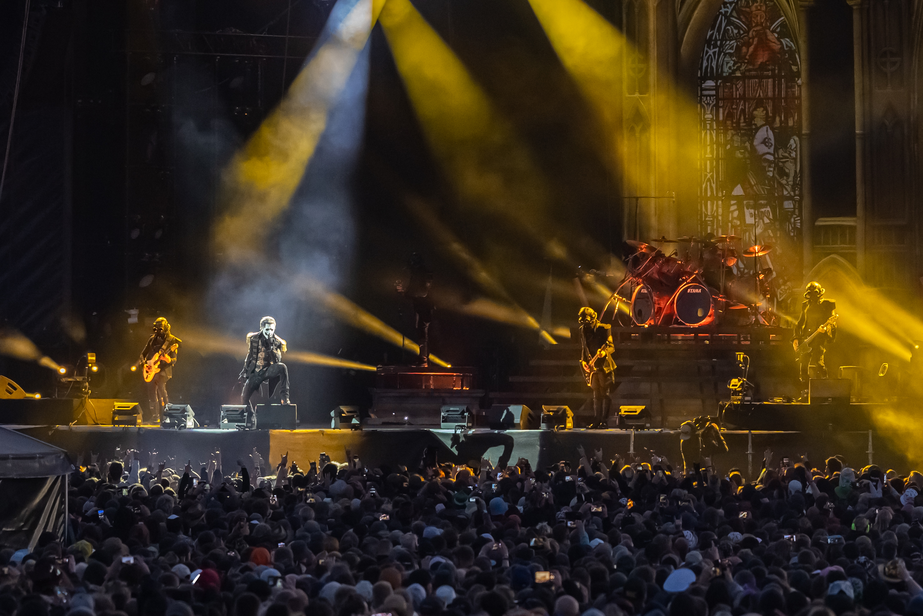 Rockband på scen inför en stor publik under Sweden Rock Festival 2023