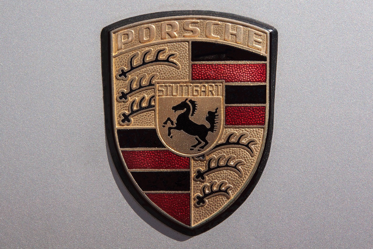 Arkivbild: Porsche-emblem. Bilden är inte från Volkswagens prognosbesked den 18 september 2026.