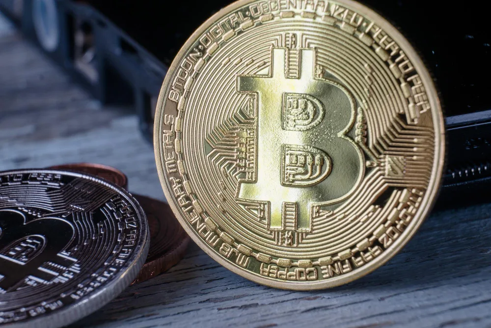 Omslagsbild för Bitcoin fortsätter falla – under 93 000 dollar och årets uppgång utraderad